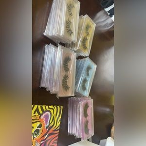 I’m selling lashes there is 5 styles and each have 6 they are brand new not open